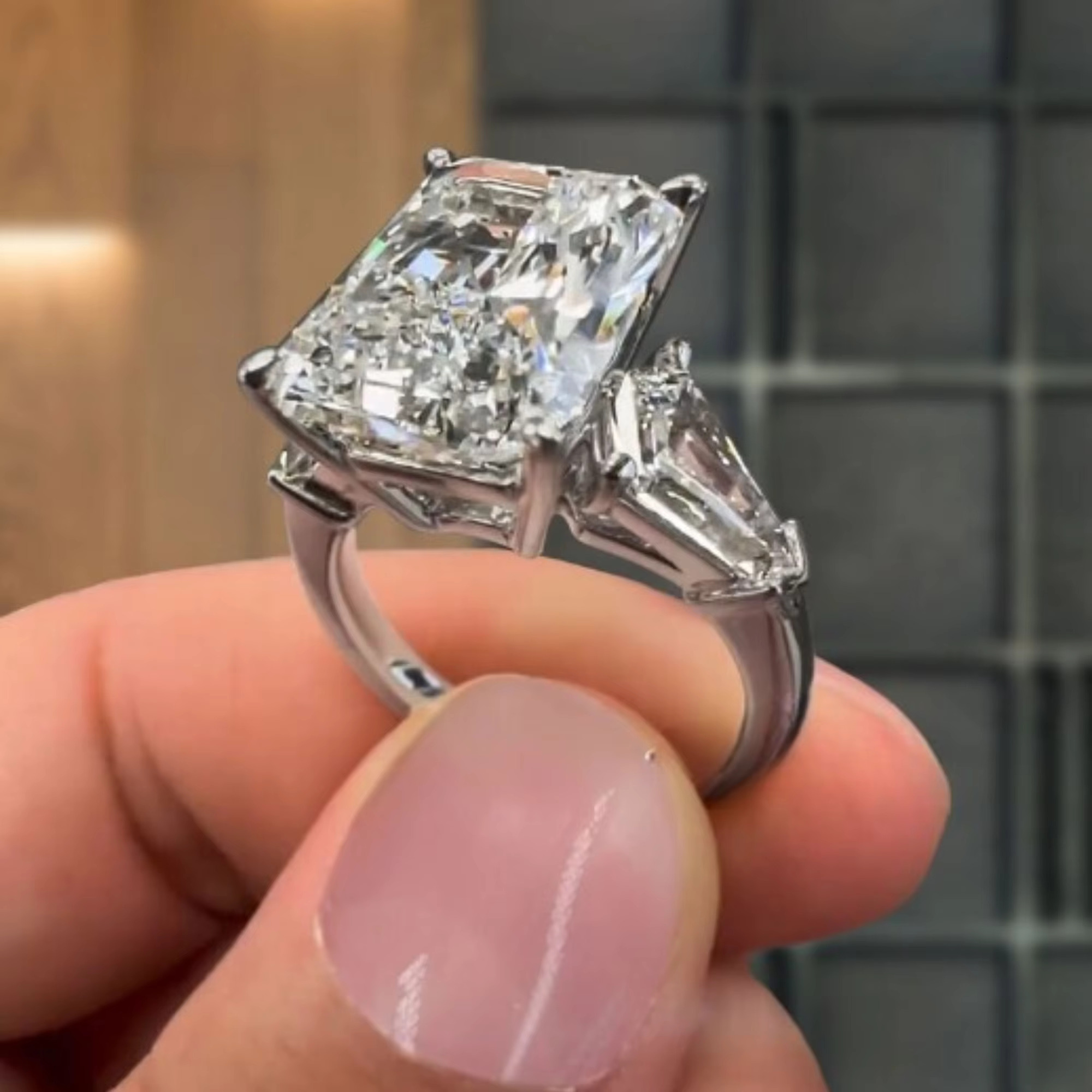 Moissanite Hot Selling 5.90Carat Radiant Cut Diamond Ring 10K White Gold Wedding Jewelry Black Original Plating Factory Price