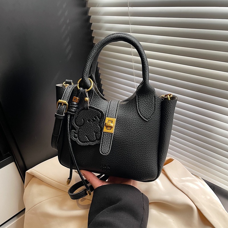 Fashion Women s Designer Light Luxury Handbag 2025 New Style Vegetable Basket Simple Niche Shoulder Bag Solid Color Crossbody Bag Casual Wallet Makeup