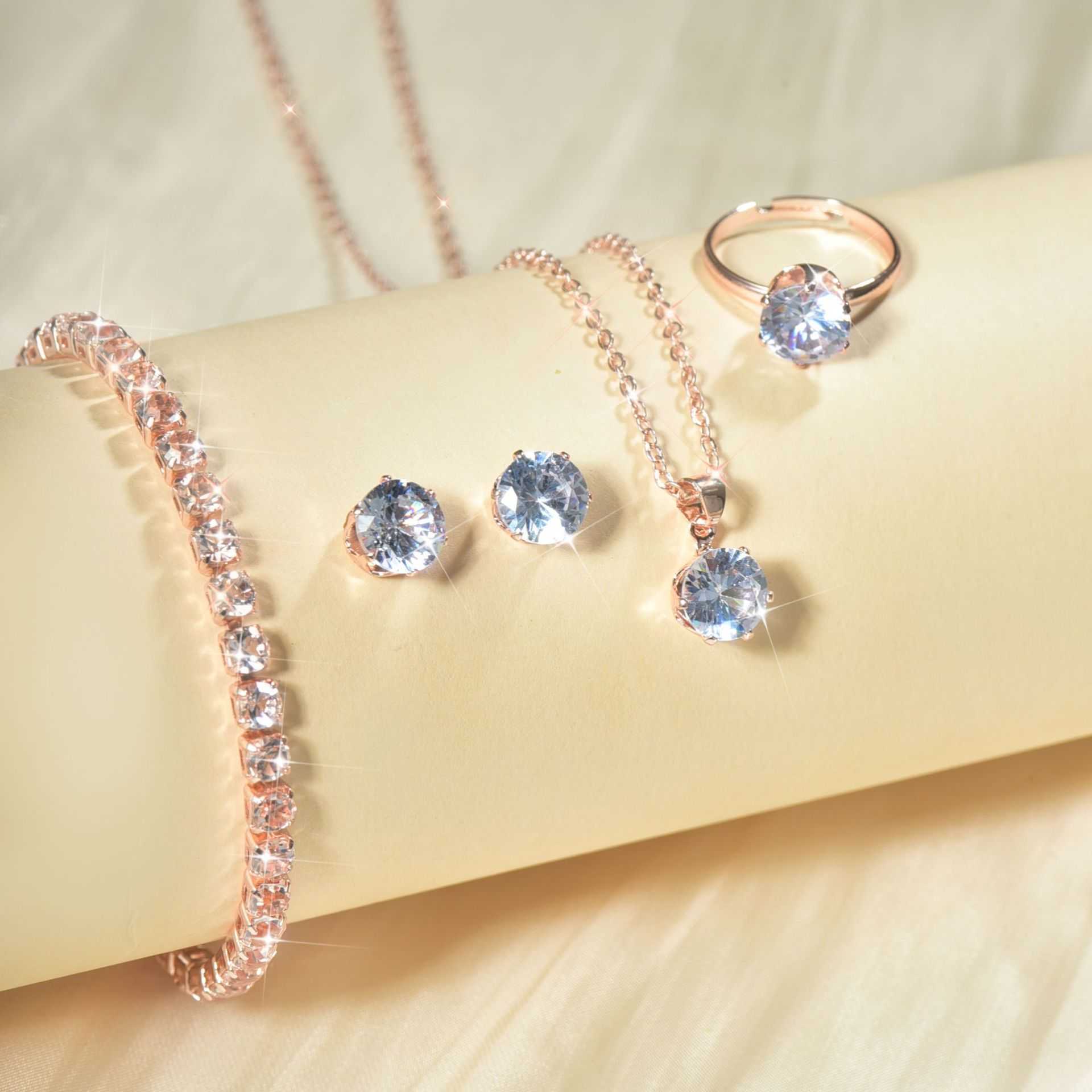 Zircon Jewelry Set Womens Eight Heart Eight Arrow Earnail Ring Bracelet Necklace Four Piece Jewelry Set W250312