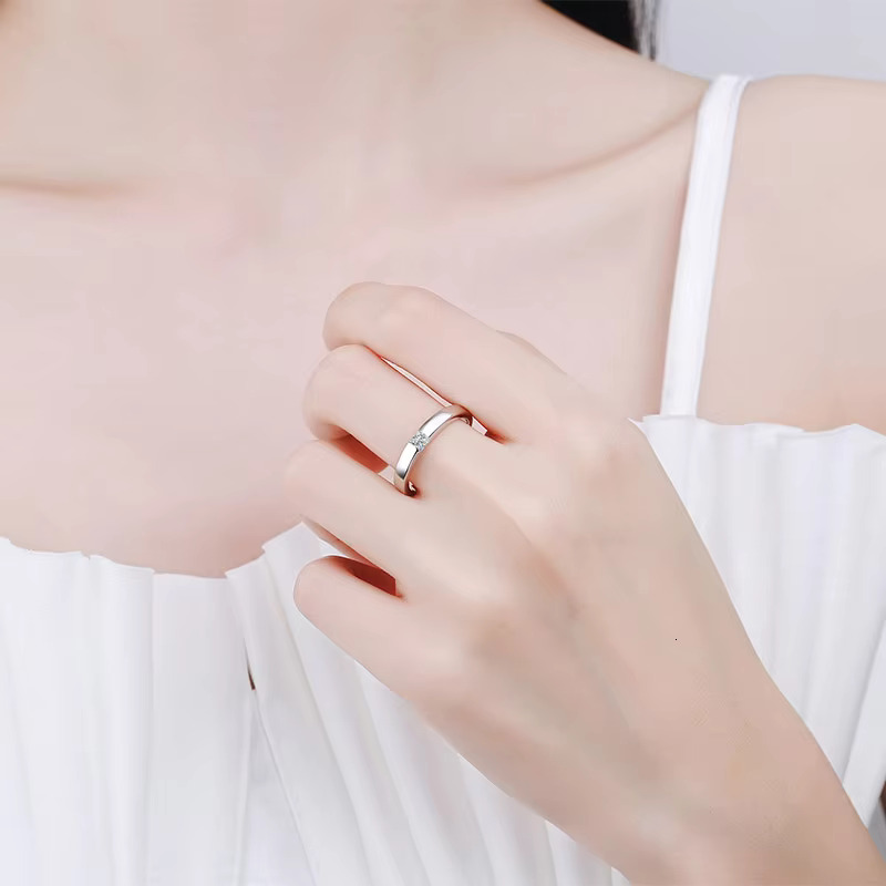 Exquisite Moissanite Engagement Ring Fashionable and Simple S925 Sterling Silver Universal Mens and Womens Rings Wholesale