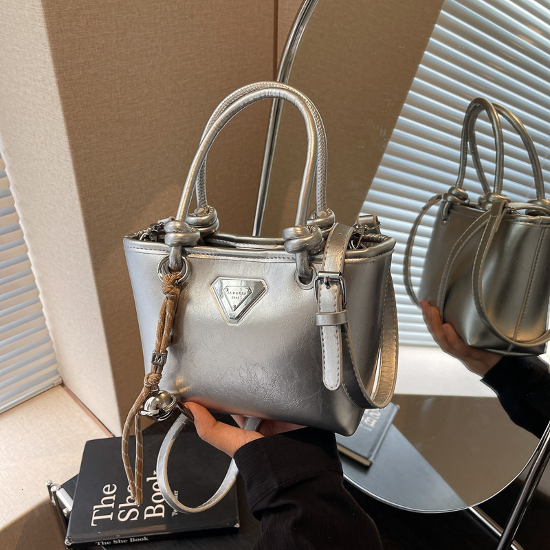 Fashion Designer Women s High end Handbag Bucket Bag 2025 New Product Niche Trend Casual Crossbody Bag High quality Wallet Storage Bag Makeup Bag