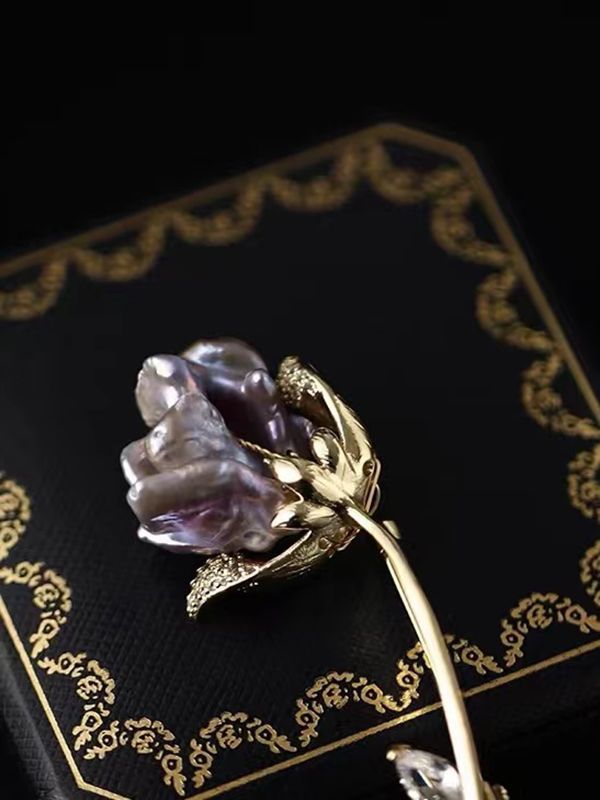 Vintage Rose Brooch for Women - Elegant Retro Lapel Clip-On Jewelry Accessory Ideal for Wedding Attire