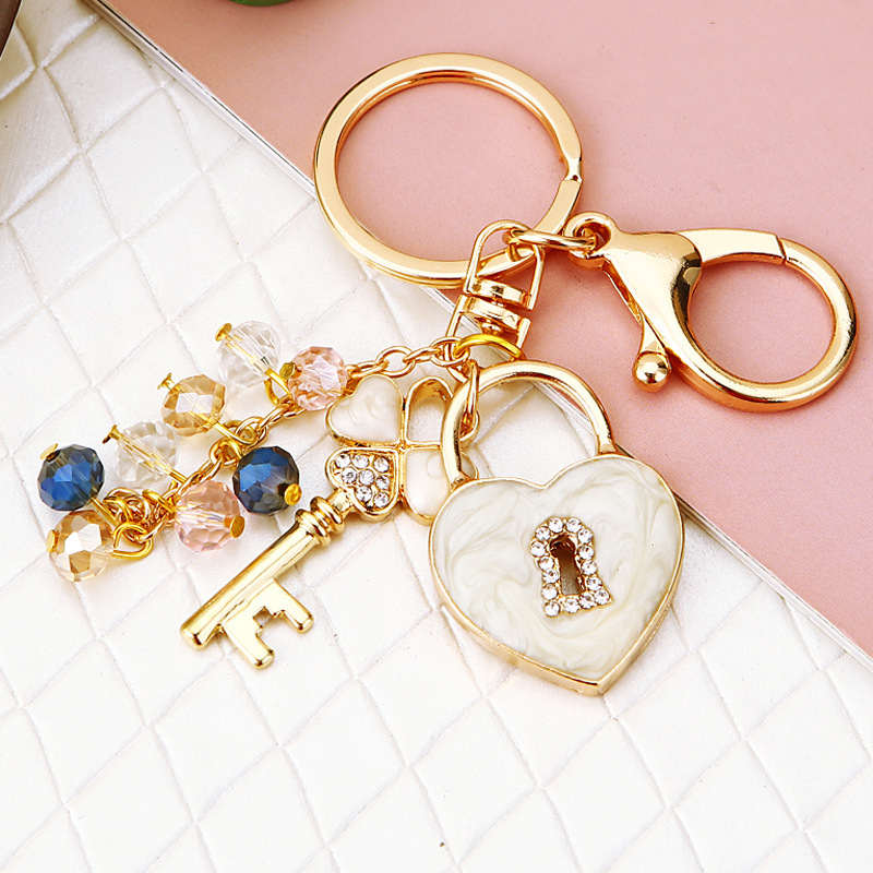 Sophisticated Lady's Metal Keychain Ring: Sparkling Diamond Pendant Ideal for Bags & Vehicles