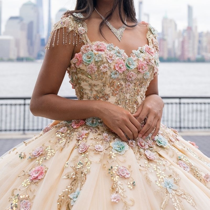 Champagne Shiny Princess Ball Gown Quinceanera Dresses Off The Shoulder Sequined Applique Flower Beads Bow Tull Sweet 16 Dress Vestido 15 De