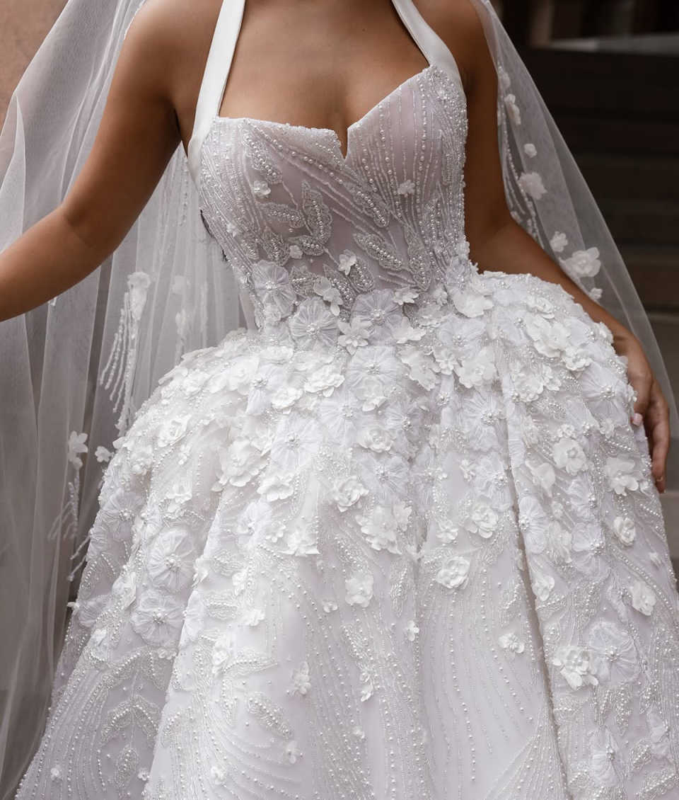 Elegant A e Women Wedding Halter Sleeveless Bridal Gowns 3D Appliques Beaded Sweep Train Dress Custom Made