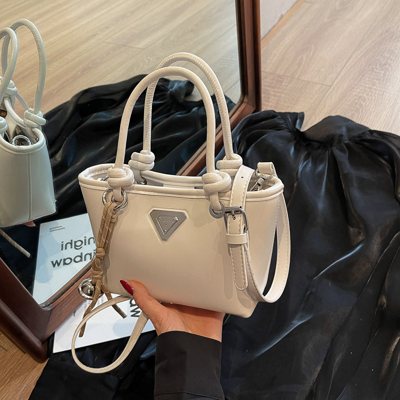 Fashion Designer Women s High end Handbag Bucket Bag 2025 New Product Niche Trend Casual Crossbody Bag High quality Wallet Storage Bag Makeup Bag