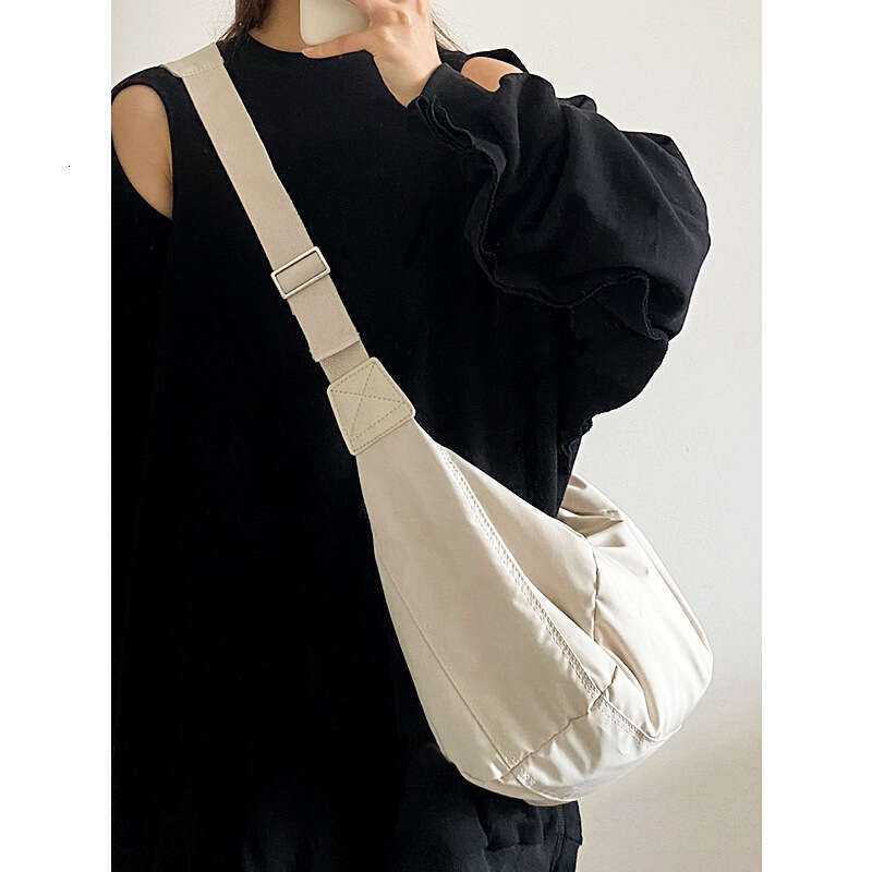 New Korean niche Instagram lightweight nylon fabric single shoulder crossbody bag for women's versatile commuting original style dumplings