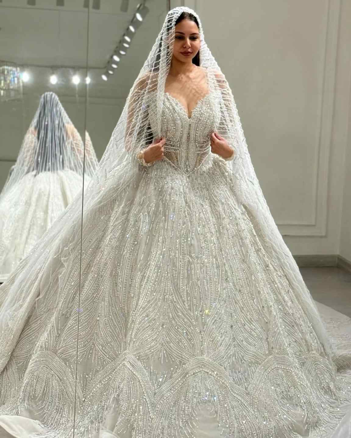 Classic A e Women Wedding Sheer Neck Long Sleeves Bridal Gowns Sequins Pearls Crystal Sweep Train Dress Custom Made