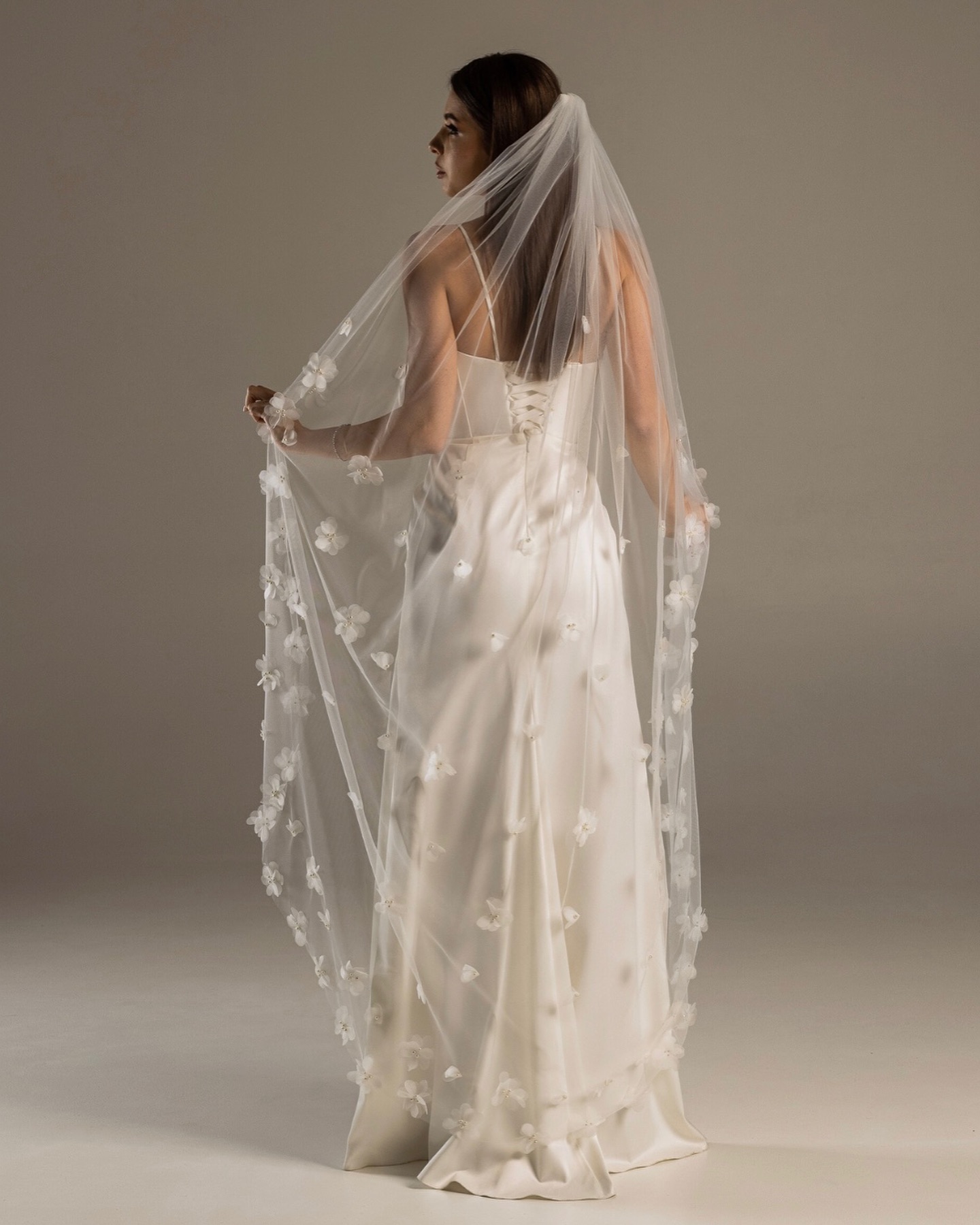 Graceful 3D Flowers Wedding Veil Romantic Pearls 2M Long Special Cut Royal Bridal Veil with Comb New Arrive Veil Bride Wedding Accessories Customized