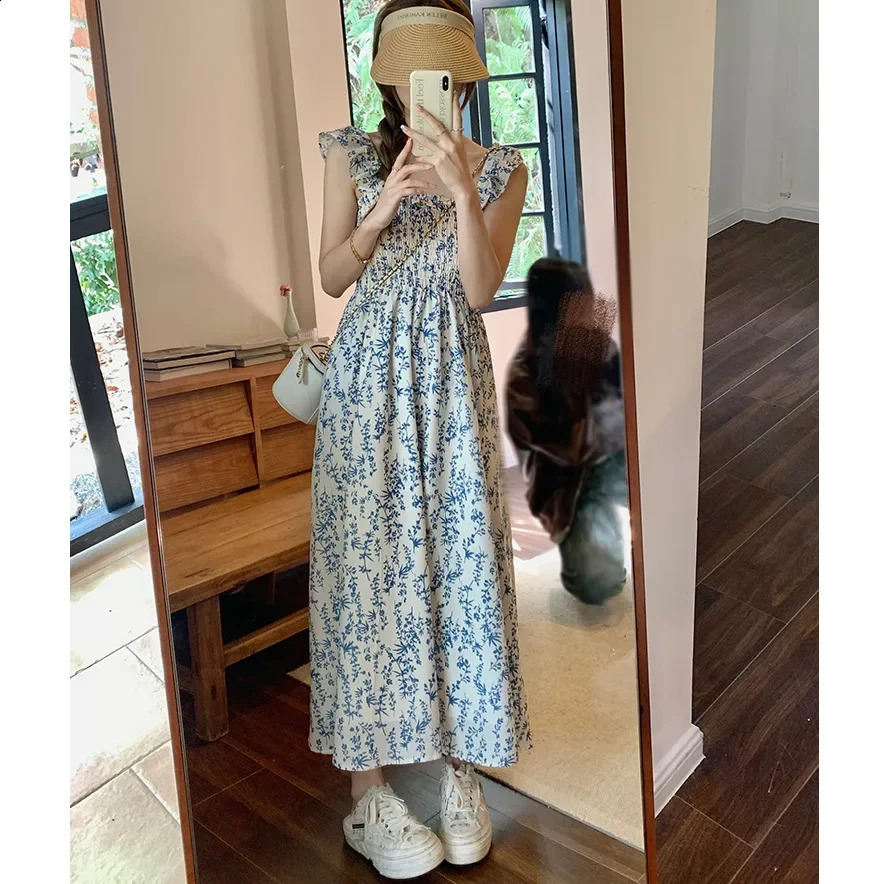 Sweetheart Slimming Tank Dress Blue Floral Printed Waist-Fitted Long Dress For Women Relaxed Vacation Style 250313