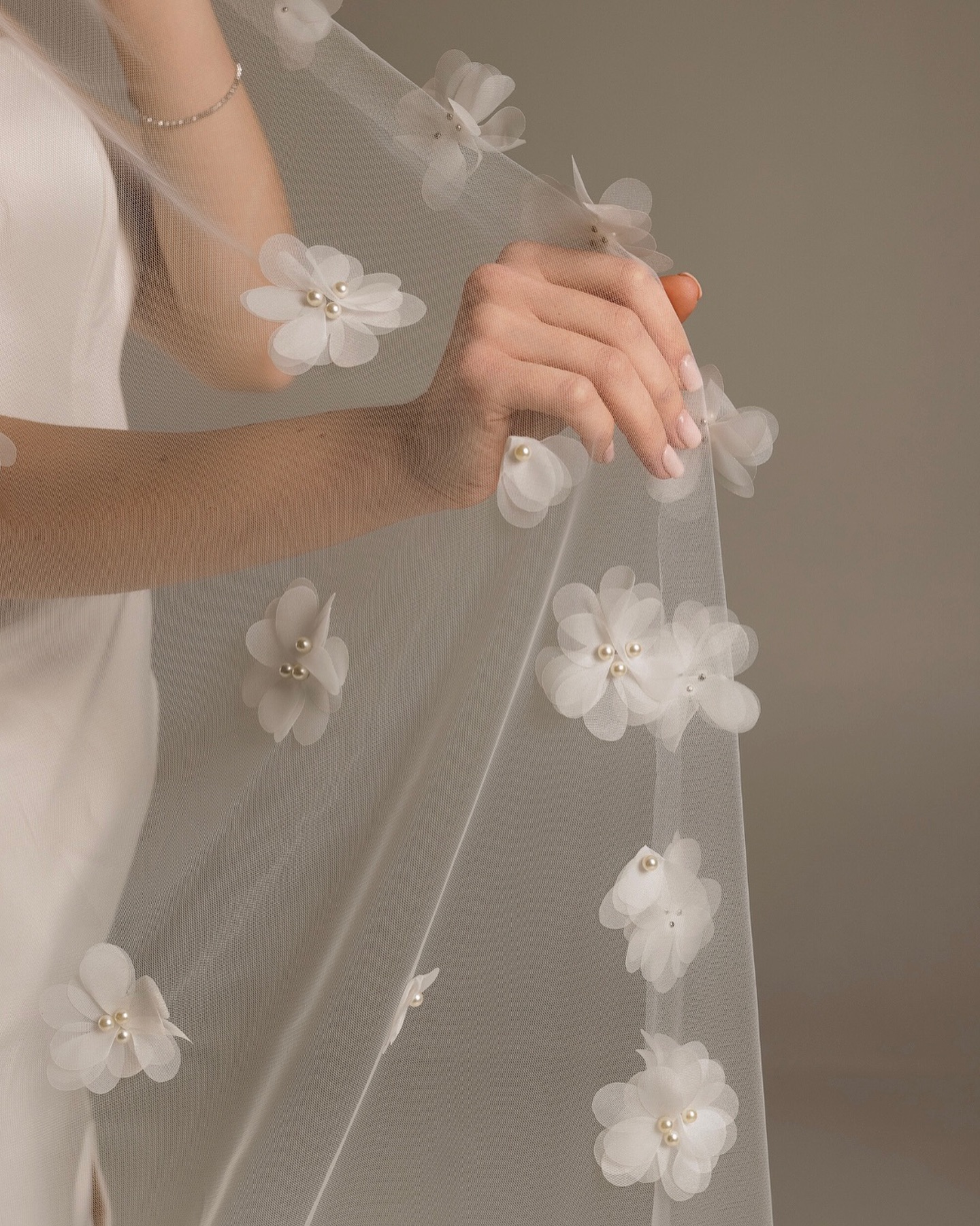 Graceful 3D Flowers Wedding Veil Romantic Pearls 2M Long Special Cut Royal Bridal Veil with Comb New Arrive Veil Bride Wedding Accessories Customized