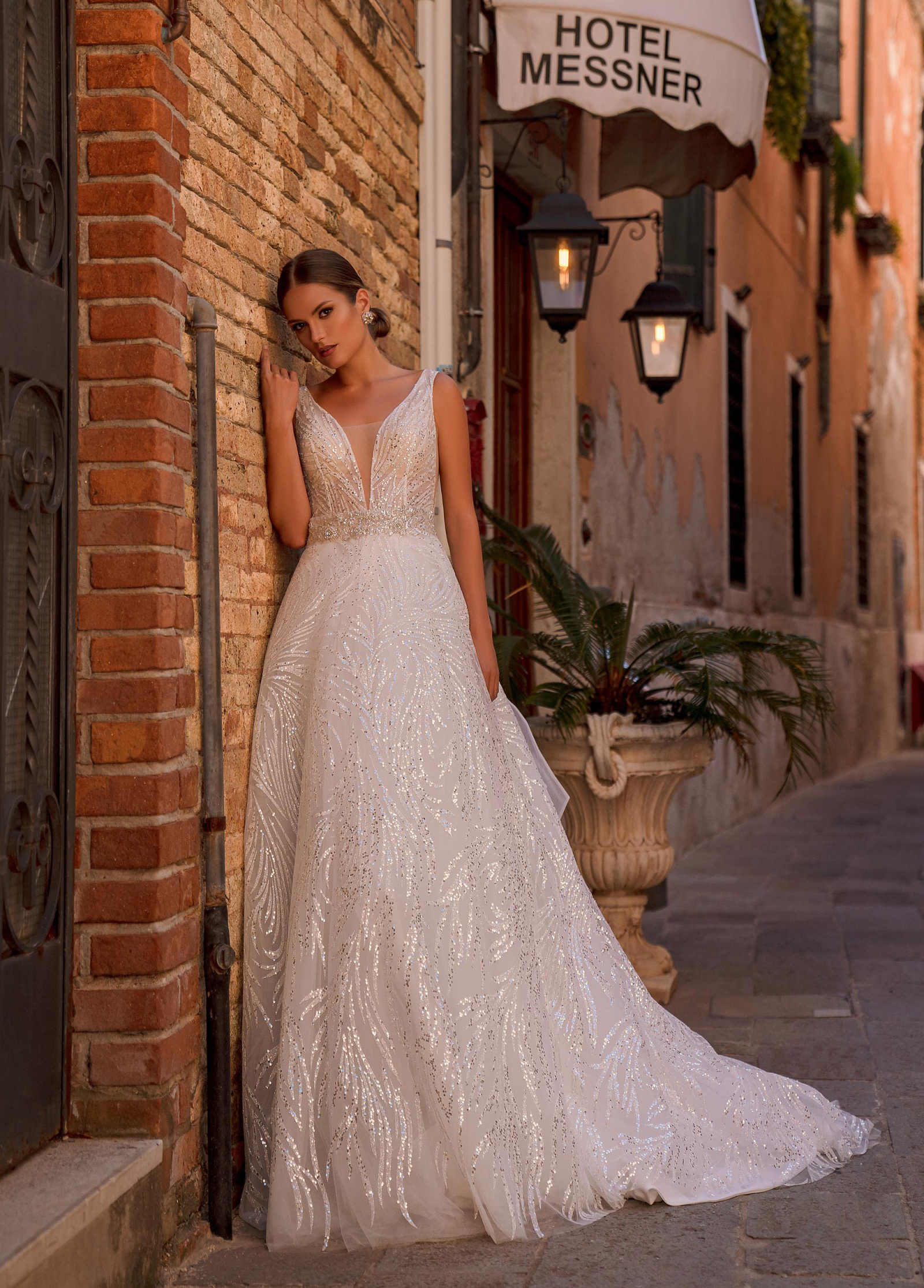 Simple A e Women Wedding V Neck Sleeveless Backless Bridal Gowns Sequins Sweep Train Dress Custom Made