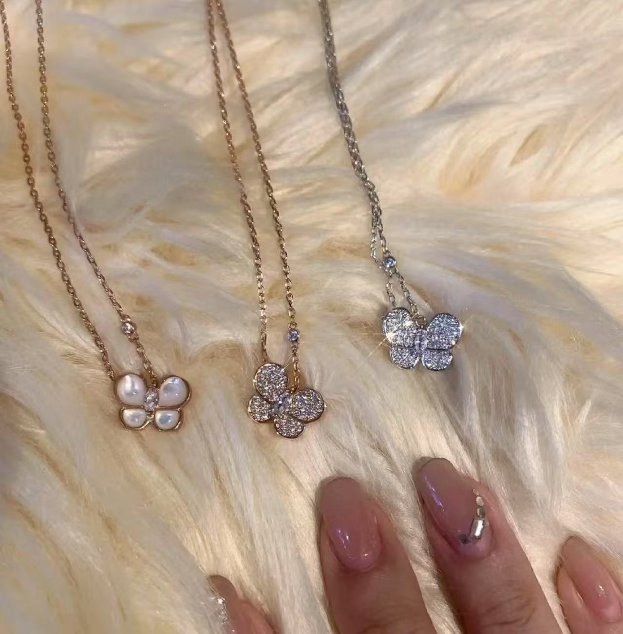 Classic White Fritillary Designer Necklace Designer Jewelry Quality V Gold Necklace Red Blue Butterfly Necklace Multi Color Custom Pendant Chain sisters Gift