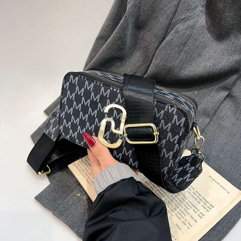 MJ original shoulder 2024 winter new beautiful and fashionable commuting crossbody women's versatile camera bag