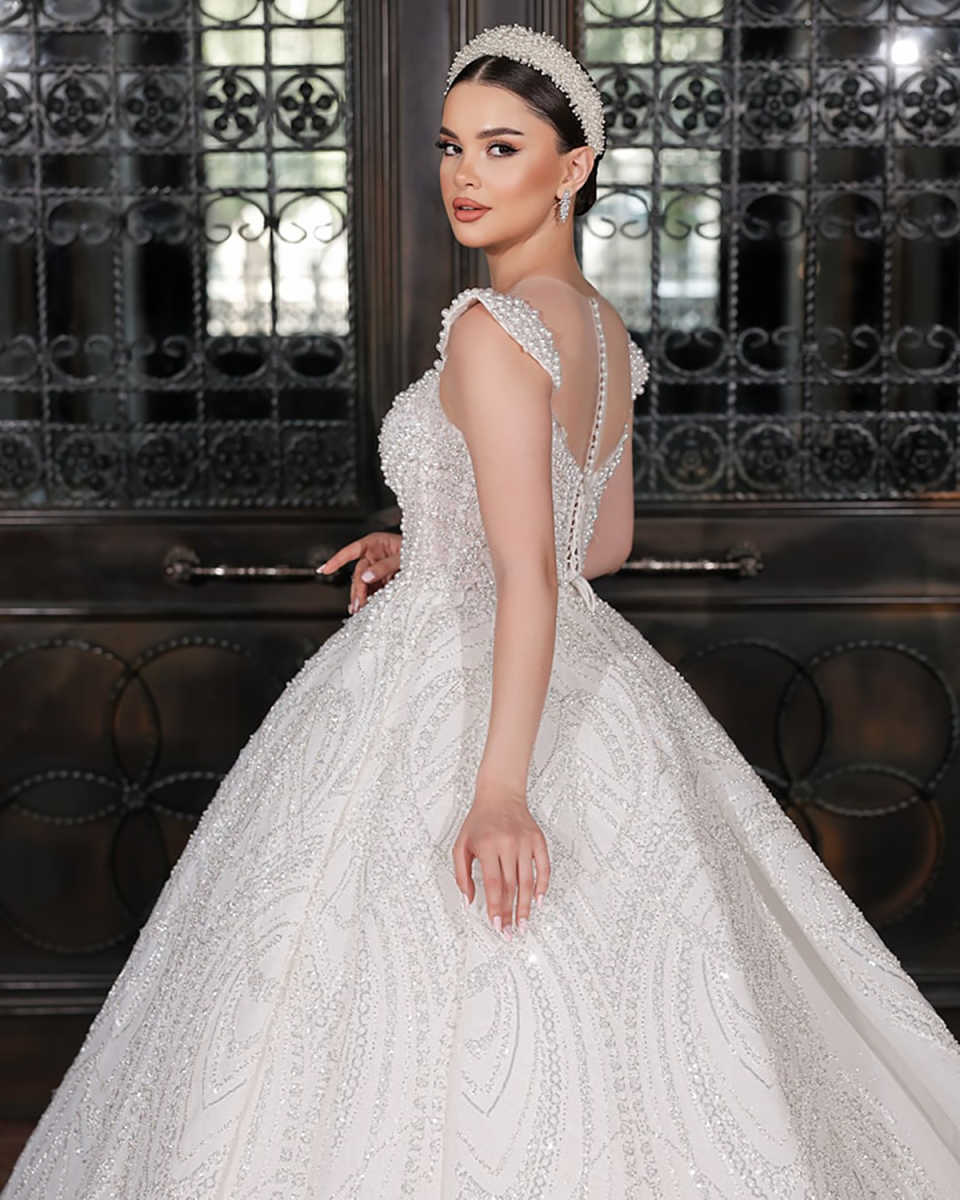 A e Women Wedding Sheer Neck Sleeveless Bridal Gowns Pearls Beaded Lace Sweep Train Dress Custom Made