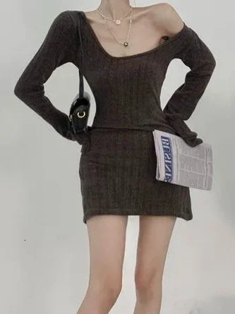 Fashionable womens long sleeved knitted dress with tight shoulders in spring summer autumn and winter fitting clothing pure desir 250313