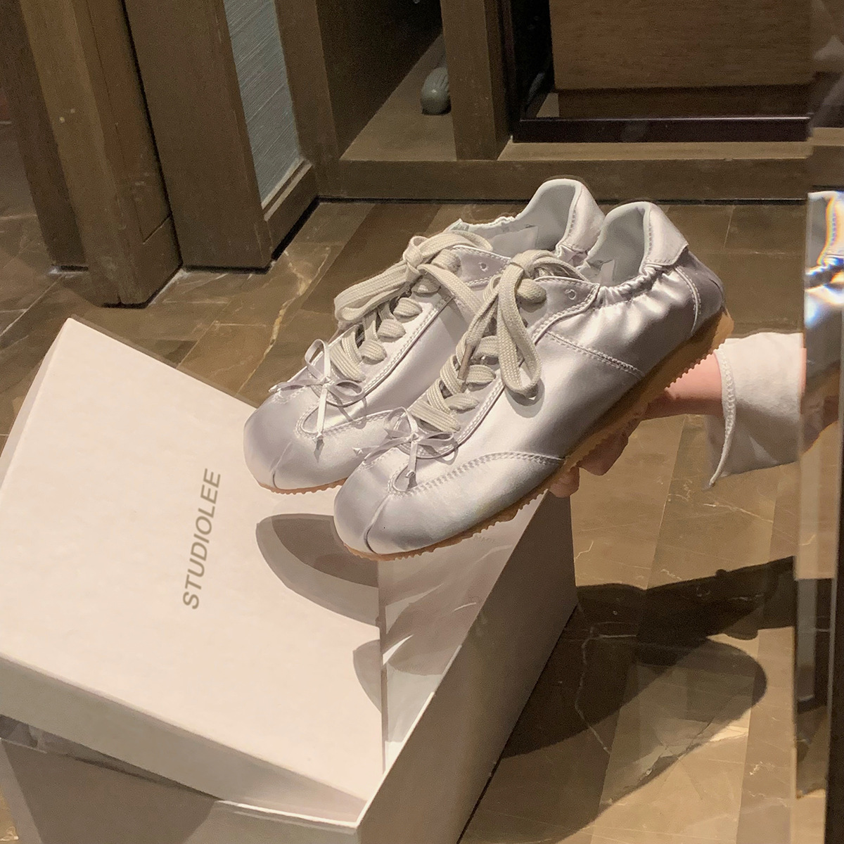 2025 New Ballet Style Sweet Girl Designer Trendy Fashion Round Head Satin Sports Board Shoes Bow Casual Moral Cultivation