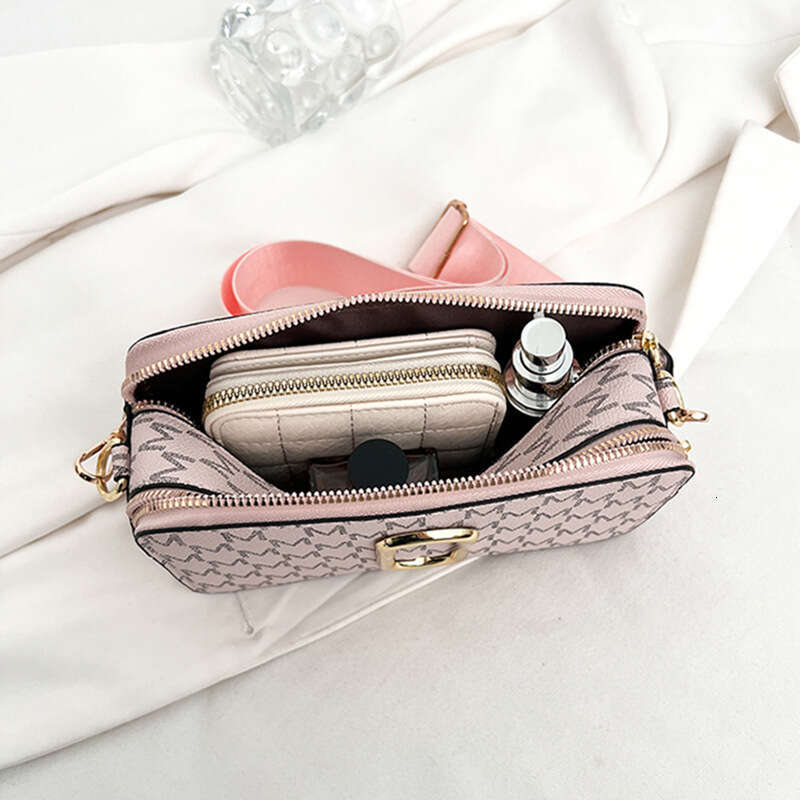 MJ original shoulder 2024 winter new beautiful and fashionable commuting crossbody women's versatile camera bag