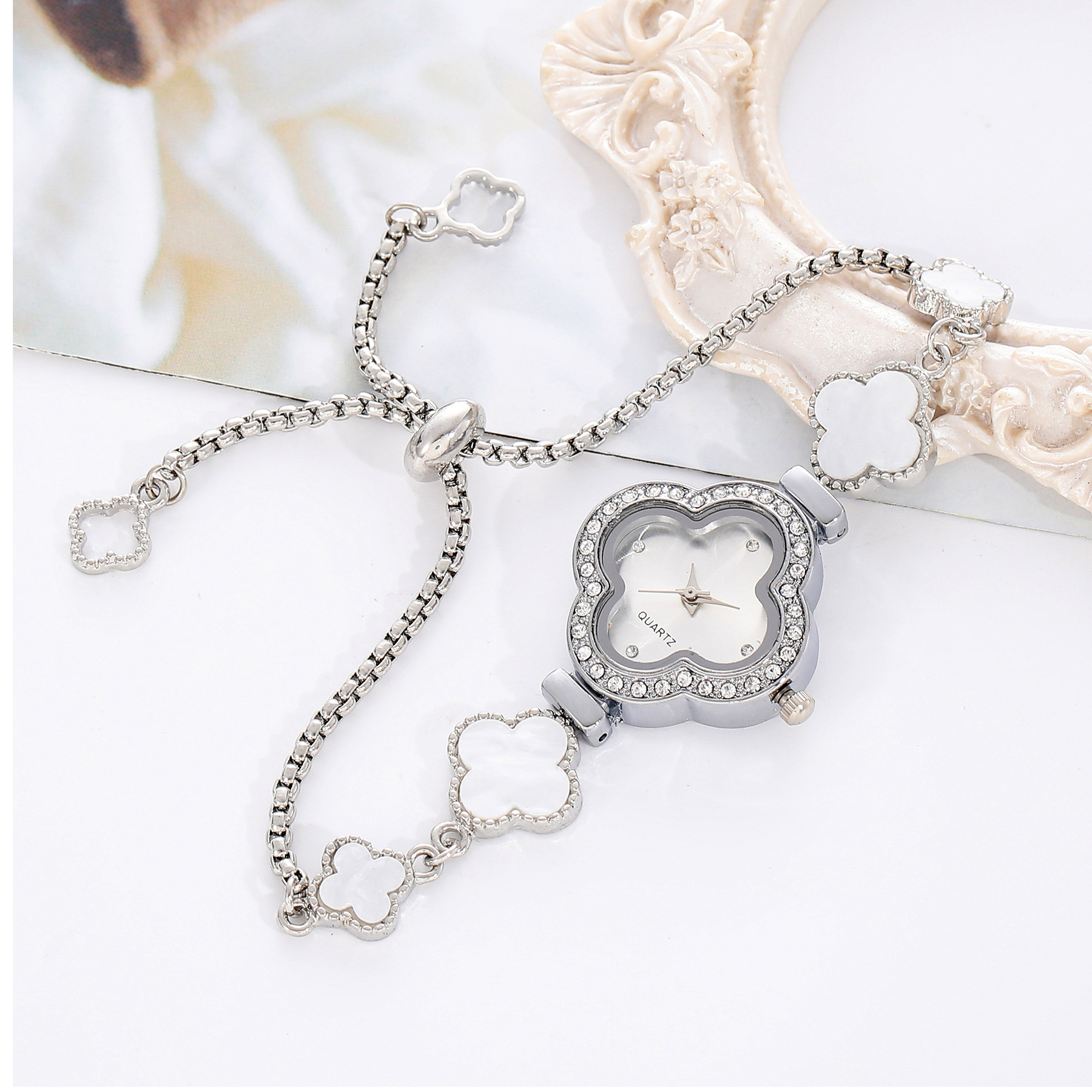 Four leaf clover quartz watch temperament light luxury diamond inlaid womens watch niche flower shaped bracelet womens watch
