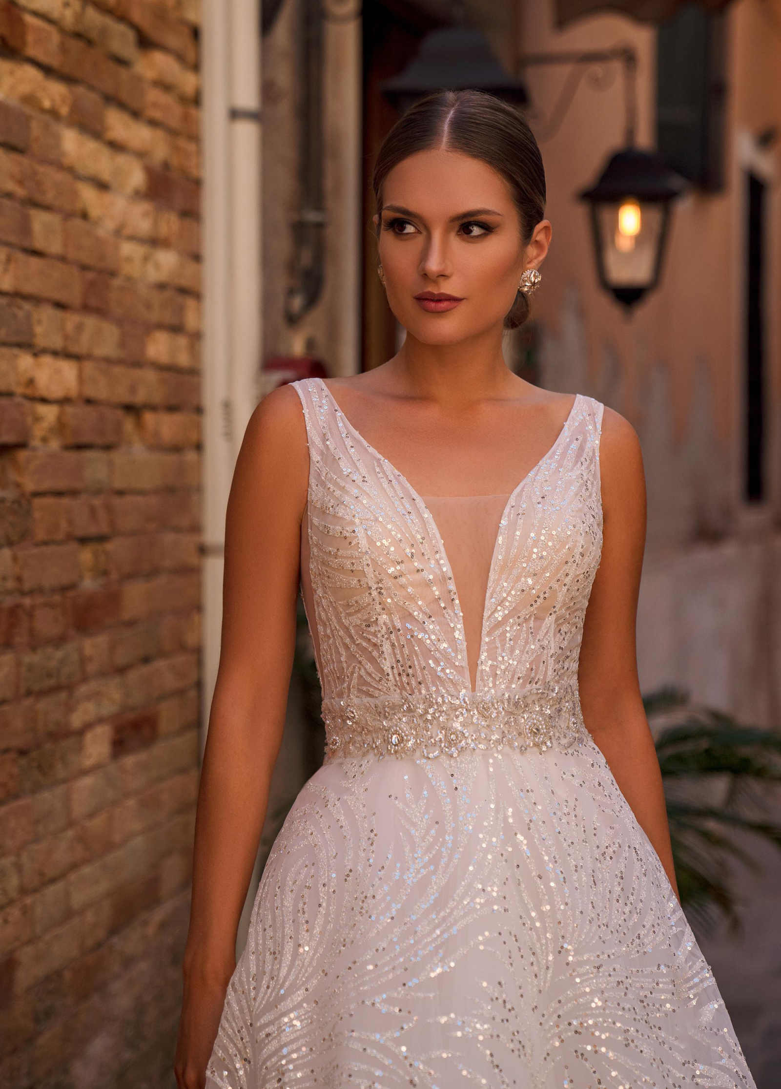 Simple A e Women Wedding V Neck Sleeveless Backless Bridal Gowns Sequins Sweep Train Dress Custom Made