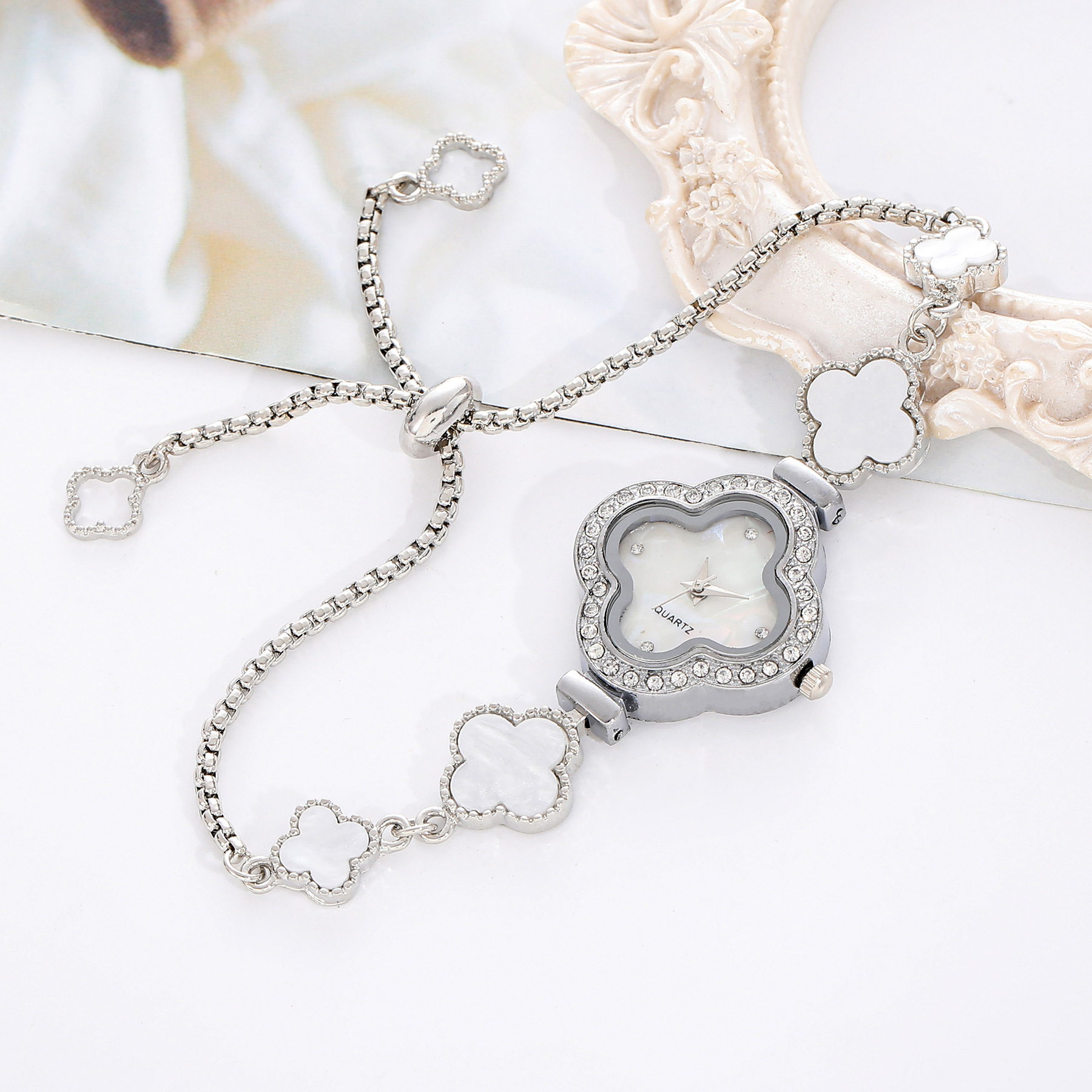 Four leaf clover quartz watch temperament light luxury diamond inlaid womens watch niche flower shaped bracelet womens watch