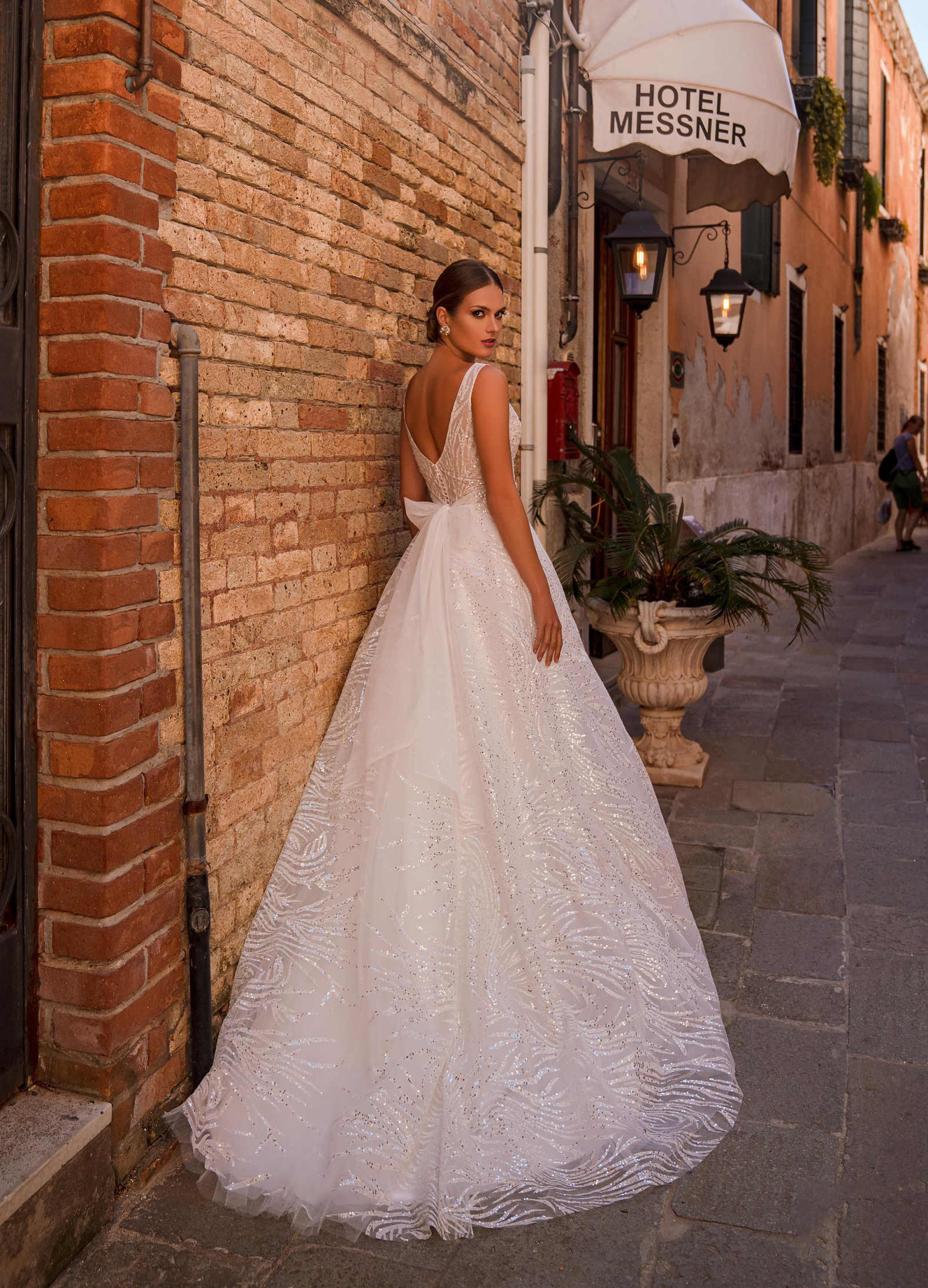 Simple A e Women Wedding V Neck Sleeveless Backless Bridal Gowns Sequins Sweep Train Dress Custom Made