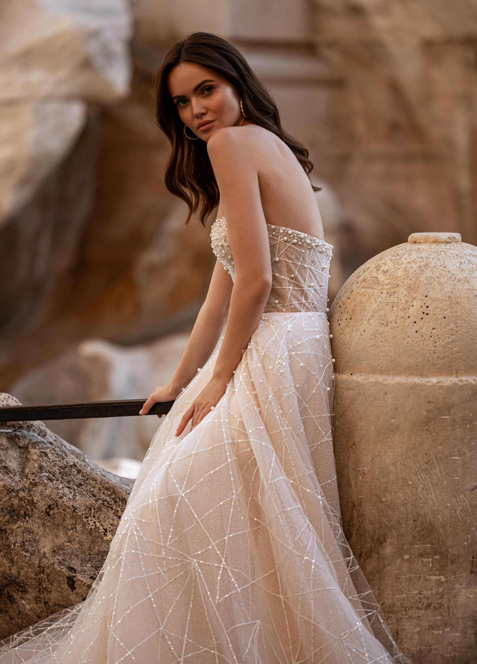 Designer A e Women Wedding Strapless Sleeveless Backless With Wrap Bridal Gowns Sequins Pearls Sweep Train Dress Custom Made