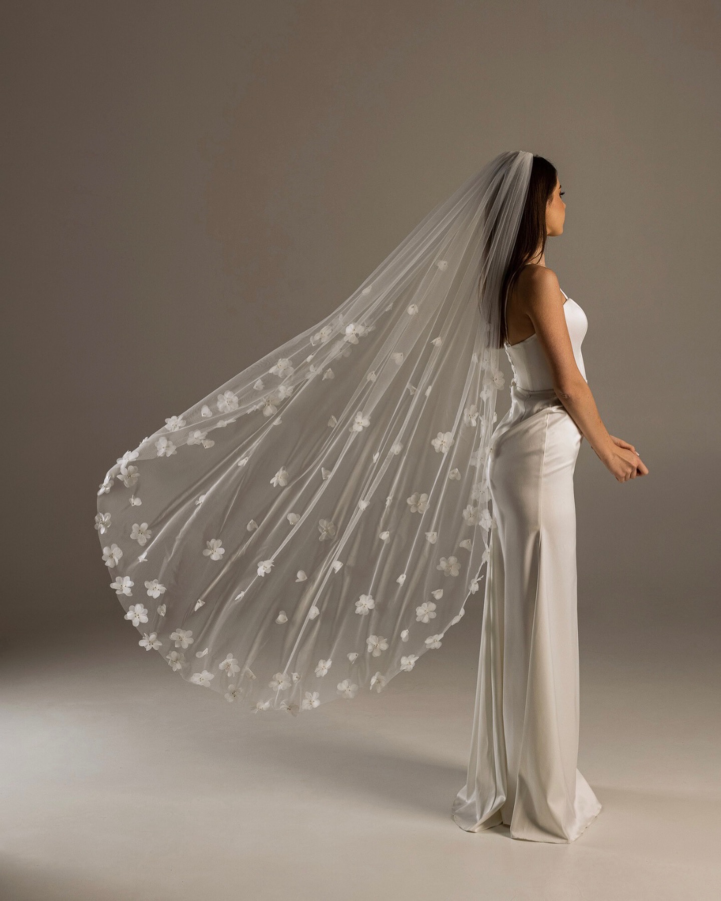 Graceful 3D Flowers Wedding Veil Romantic Pearls 2M Long Special Cut Royal Bridal Veil with Comb New Arrive Veil Bride Wedding Accessories Customized