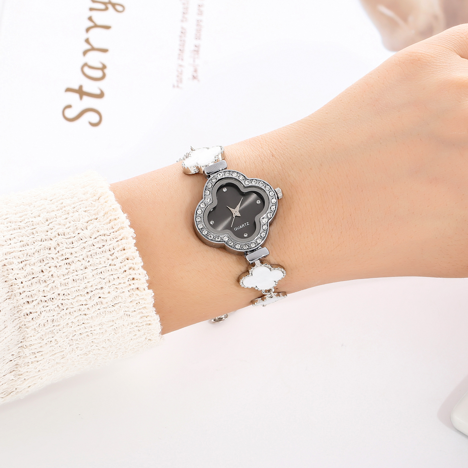 Four leaf clover quartz watch temperament light luxury diamond inlaid womens watch niche flower shaped bracelet womens watch