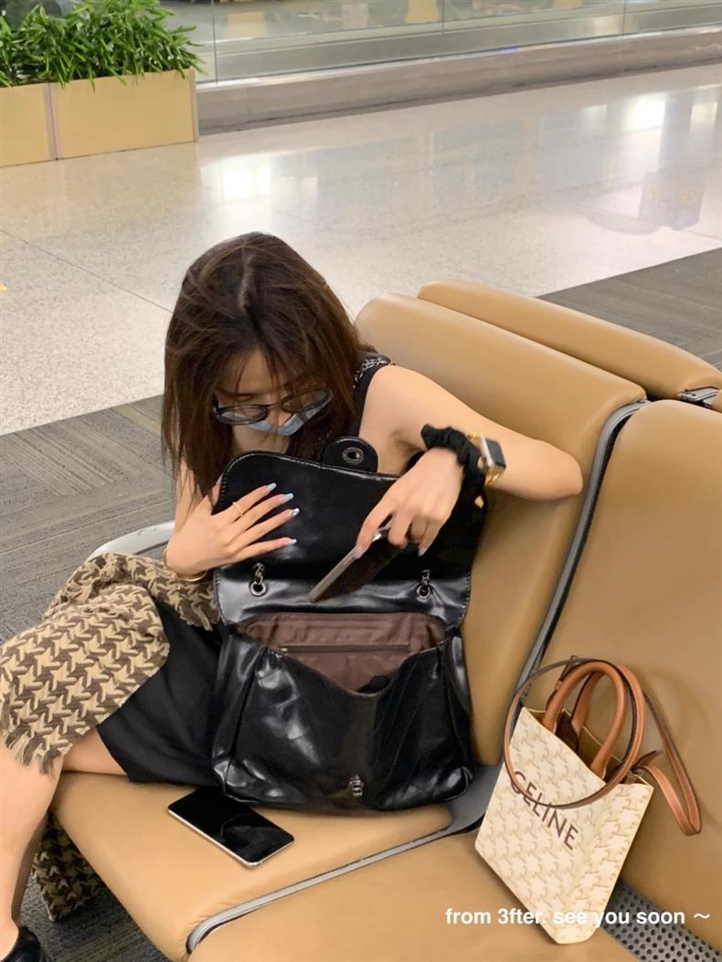 Fashionable High-Quality Black Shoulder Bag with Extra Large Capacity for Everyday Use