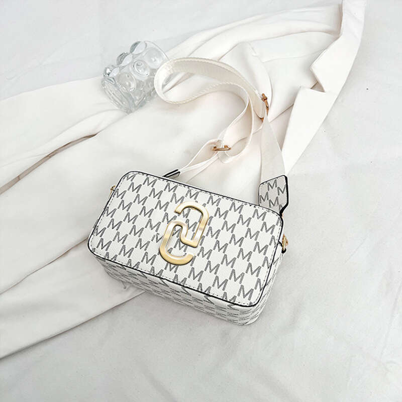 MJ original shoulder 2024 winter new beautiful and fashionable commuting crossbody women's versatile camera bag