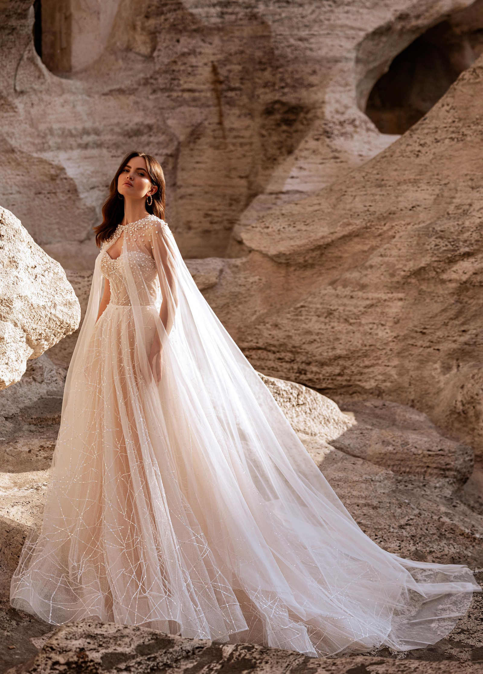 Designer A e Women Wedding Strapless Sleeveless Backless With Wrap Bridal Gowns Sequins Pearls Sweep Train Dress Custom Made