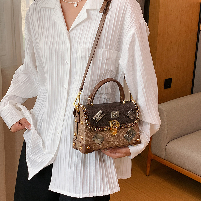 2025 new free shipping designer shoulder bag Vintage casual Sequined Distressed package white for woman
