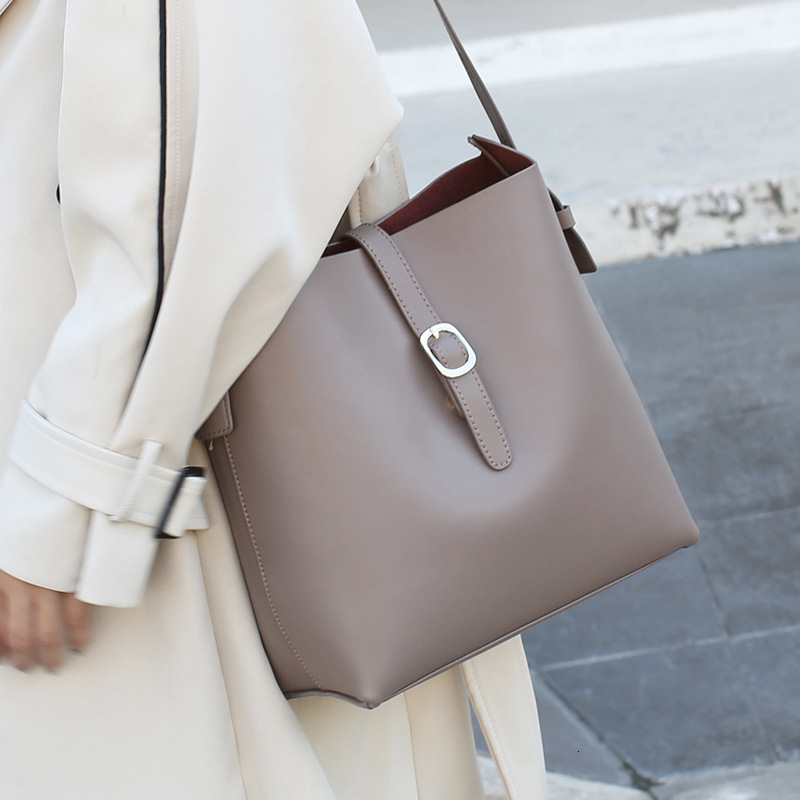 2025 New Fashionable Genuine Leather Women's Korean Style Nappa Versatile Casual Handheld Single Shoulder Crossbody Bag