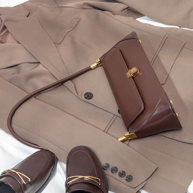 High end handbag with stylish texture, featuring a French stick and underarm bag. The 2025 new versatile single shoulder box bag is trendy