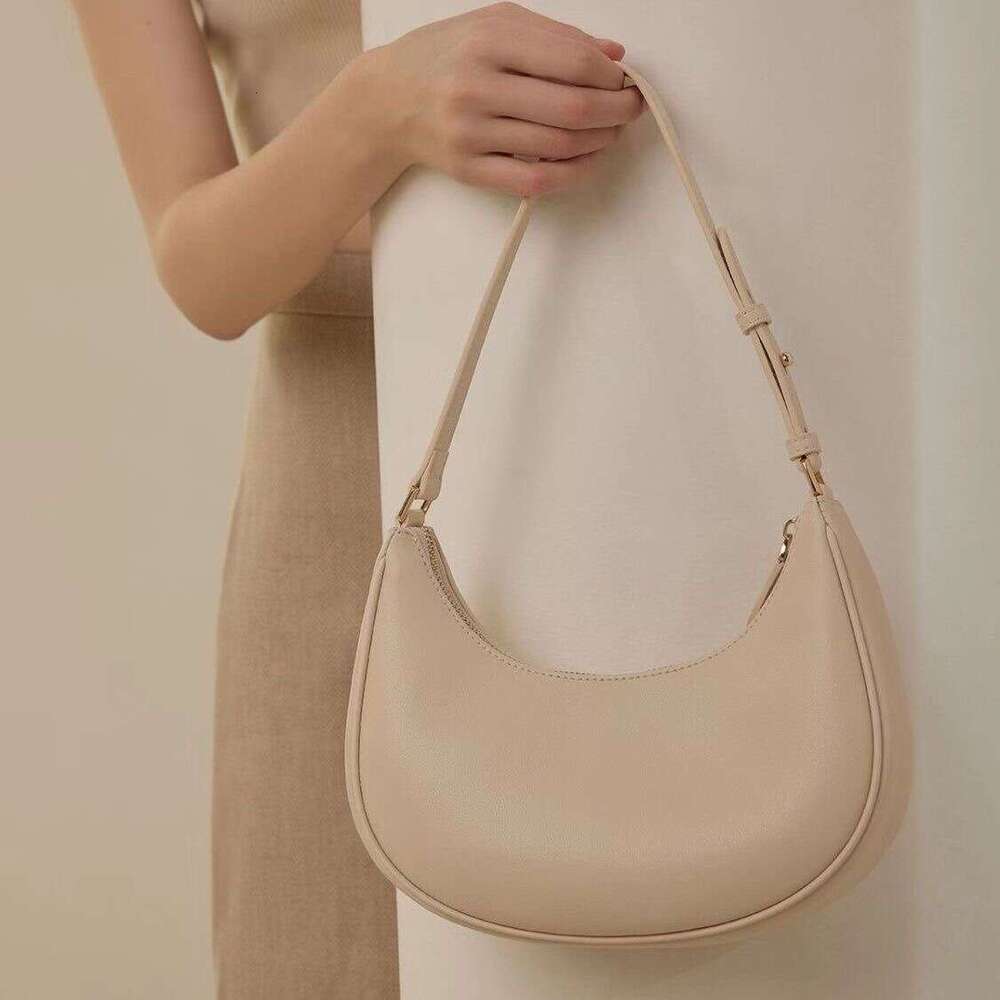 Underarm summer single shoulder hand-held, niche design, French stick 2024 new crescent ins women's bag, high-end feel