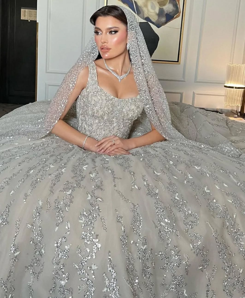 Gorgeous Ball Gown Wedding Dress Jewel Neck Sleeveless Bridal Gowns Sequins Appliques Sweep Train Dresses Custom Made vestidos de novia