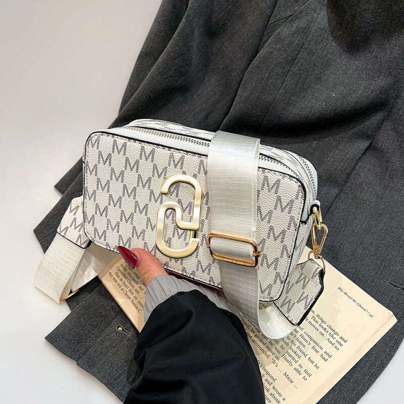 MJ original shoulder 2024 winter new beautiful and fashionable commuting crossbody women's versatile camera bag