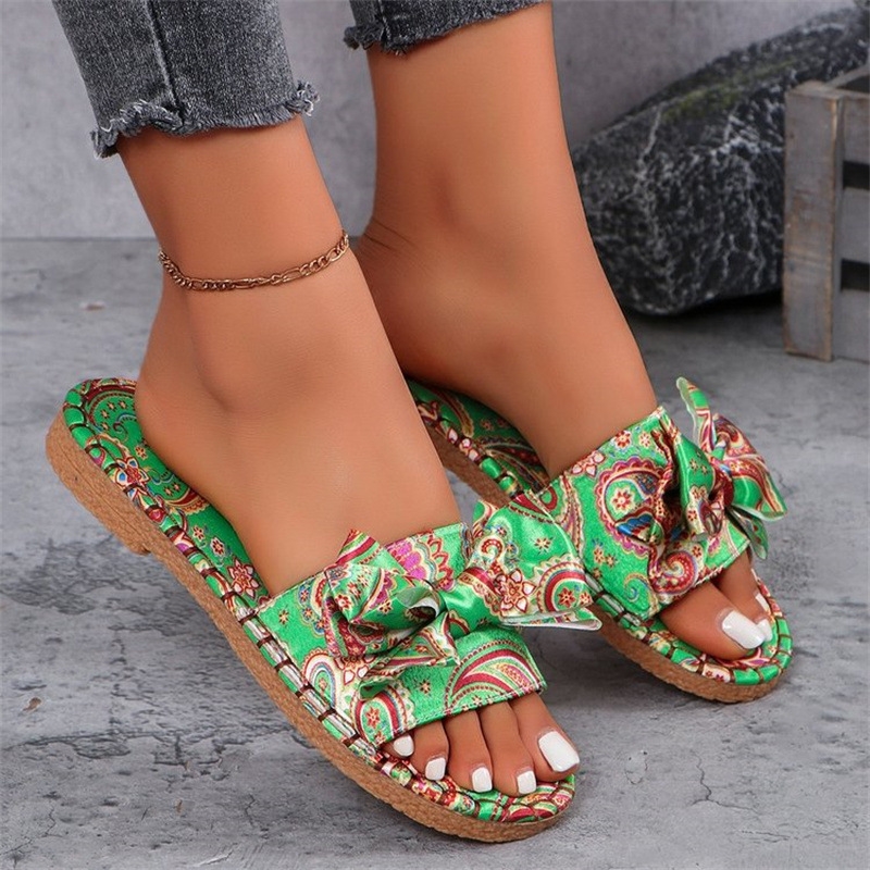 2025 Hot selling summer new square wearing beach slippers female flip-flops flat slippers 36-43 slippers sandals with flat heels and bows