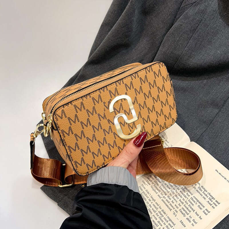 MJ original shoulder 2024 winter new beautiful and fashionable commuting crossbody women's versatile camera bag