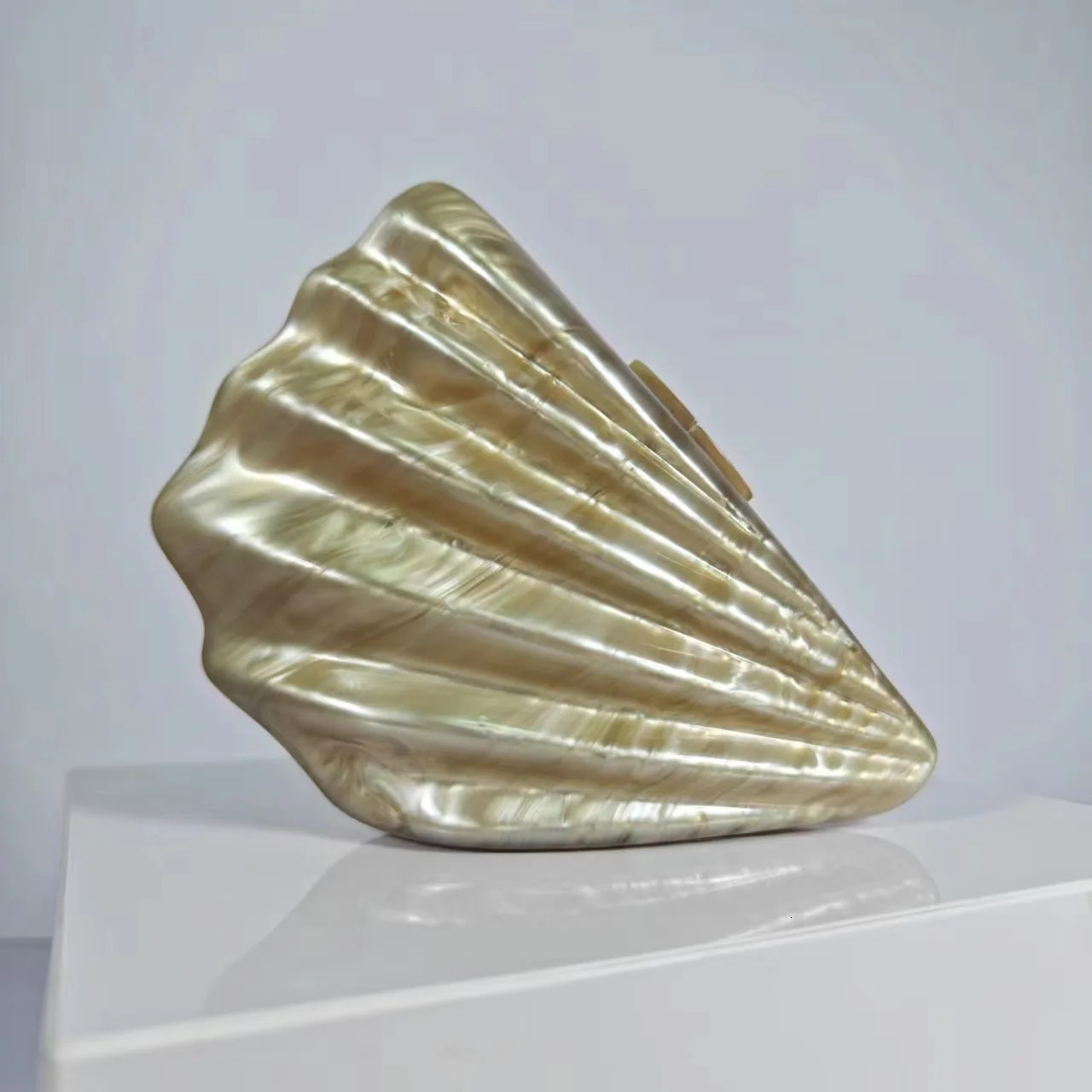 2024 Womens European and American Shoulder Oblique Span Bag Fan Shell Acrylic Bag Fashion Wedding Dinner Clutch Bag 250305