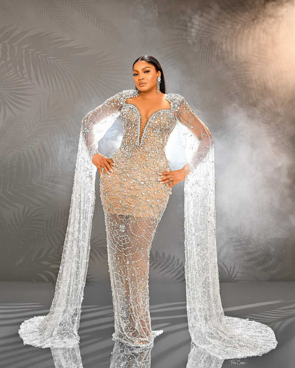 Gorgeous Mermaid Evening Dresses For Women Sheer Neck Long Sleeves Gown Sequins Crystal Sweep Train Party Customized Dress