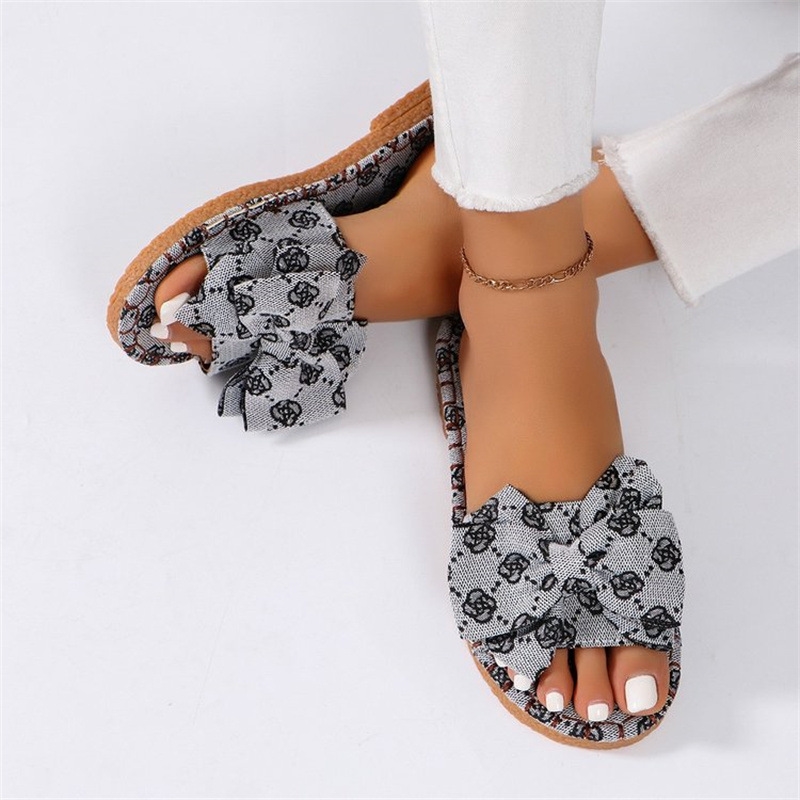 2025 Hot selling summer new square wearing beach slippers female flip-flops flat slippers 36-43 slippers sandals with flat heels and bows