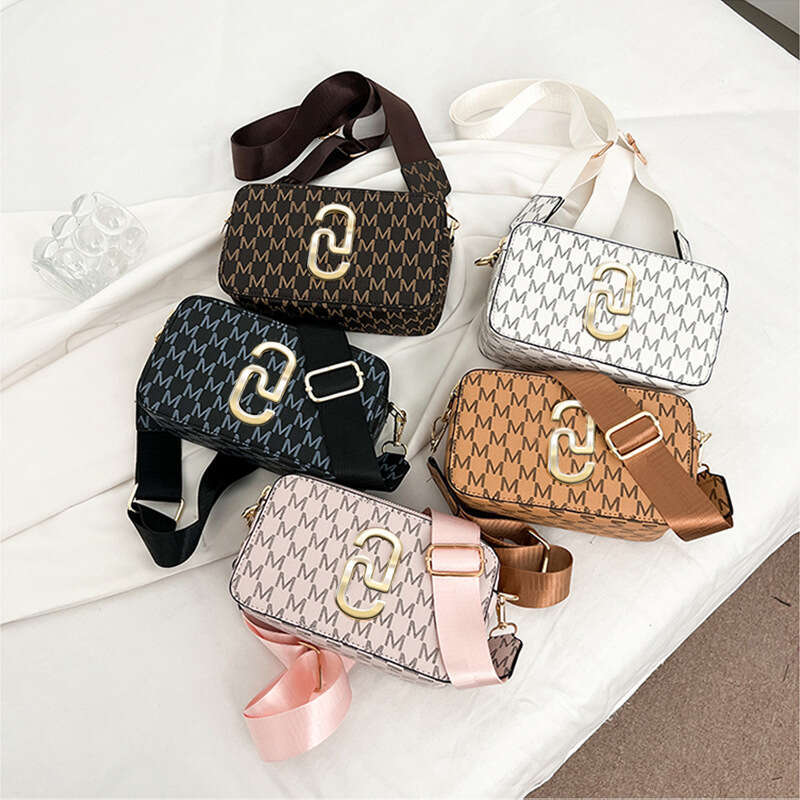 MJ original shoulder 2024 winter new beautiful and fashionable commuting crossbody women's versatile camera bag