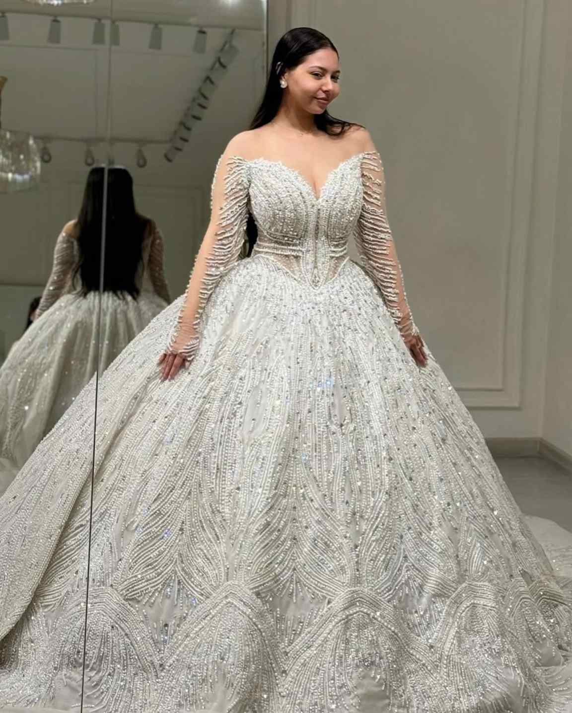 Classic A e Women Wedding Sheer Neck Long Sleeves Bridal Gowns Sequins Pearls Crystal Sweep Train Dress Custom Made
