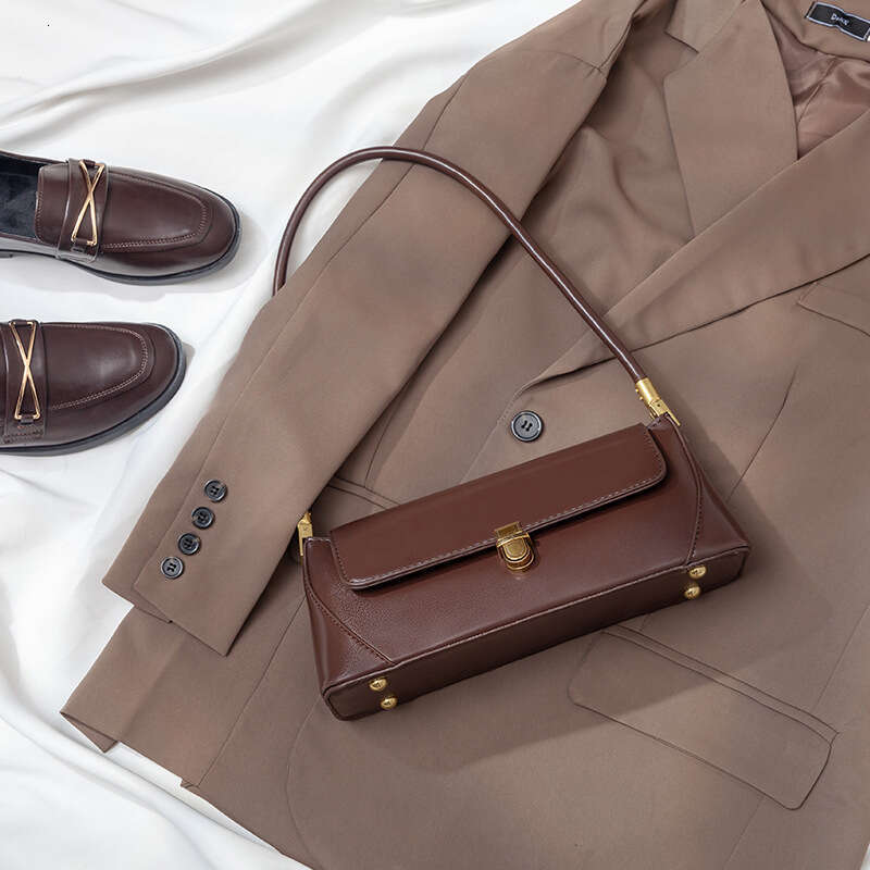 High end handbag with stylish texture, featuring a French stick and underarm bag. The 2025 new versatile single shoulder box bag is trendy