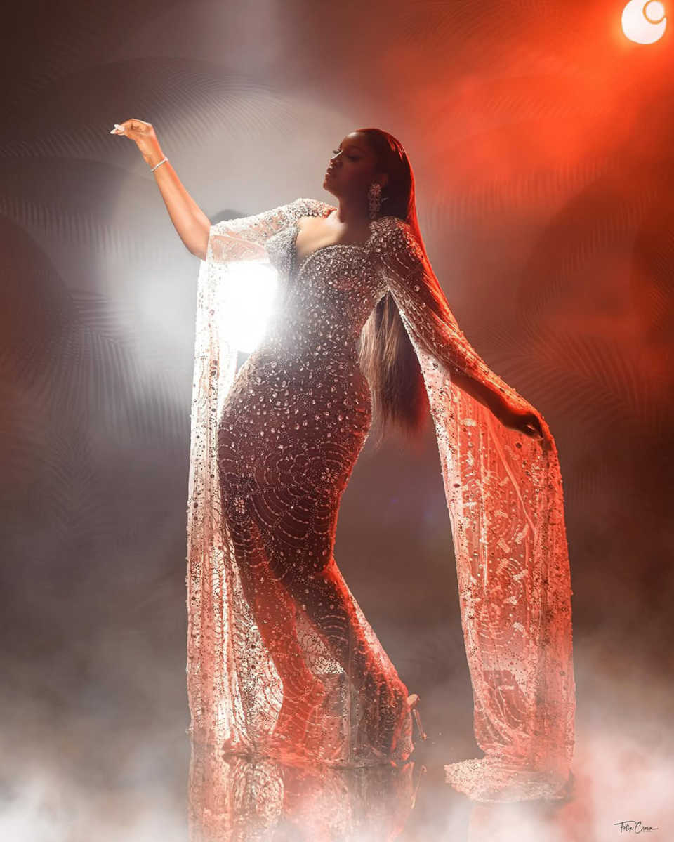 Gorgeous Mermaid Evening Dresses For Women Sheer Neck Long Sleeves Gown Sequins Crystal Sweep Train Party Customized Dress
