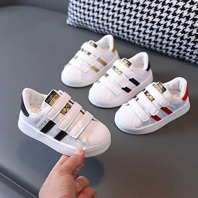 Childrens sports shoes childrens fashion design white anti slip casual shoes boys and girls hook breathable sports shoes childrens outdoor shoes M2503