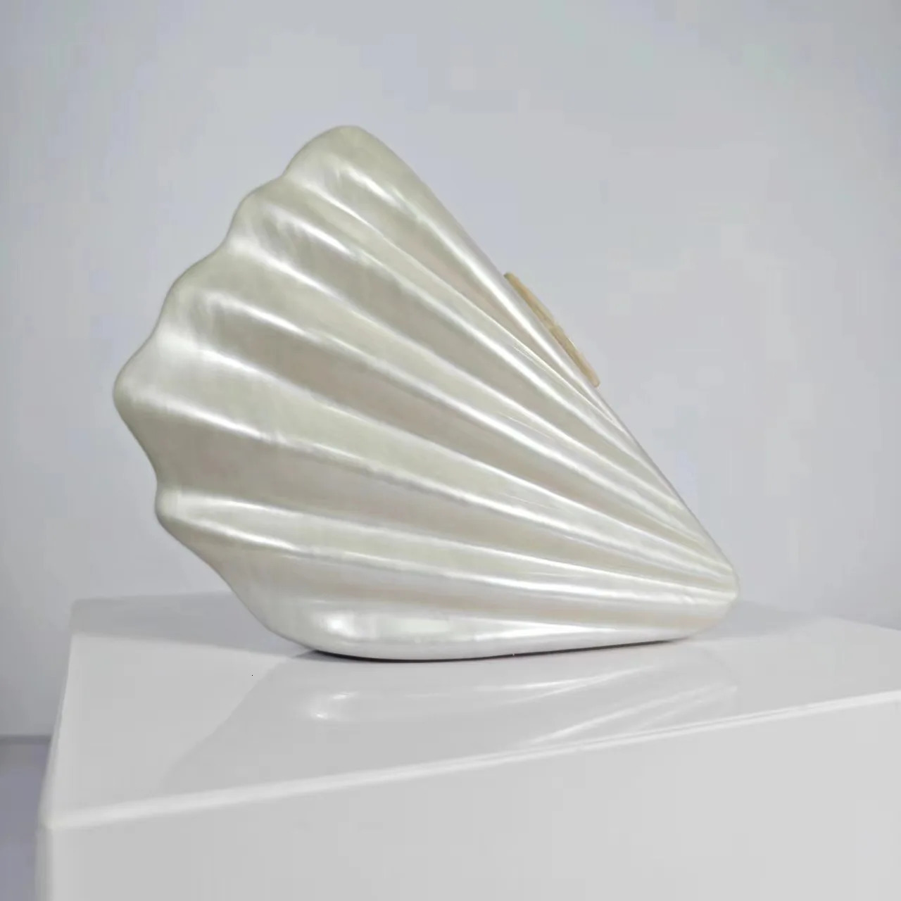 2024 Womens European and American Shoulder Oblique Span Bag Fan Shell Acrylic Bag Fashion Wedding Dinner Clutch Bag 250305