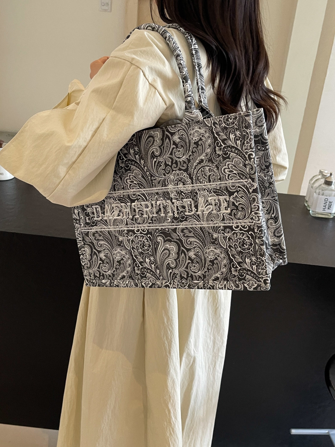 Free Shipping 2025 New Style Free Shipping Designer Casual Pretty Square Shape High-capacity Single Shoulder Armpit Womens Daily Designer Bag Luxury B